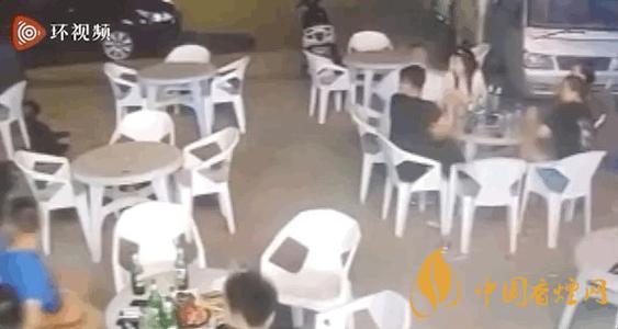 警方通報(bào)小車沖過夜市撞飛數(shù)人 這一幕太驚險(xiǎn)了！
